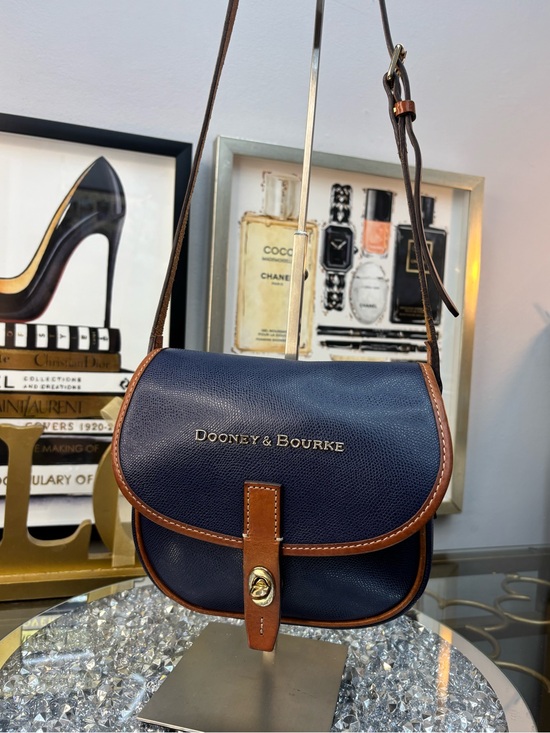 Dooney & Bourke Handbags - Dooney & Bourke made in china Claremont Field Bag EUC